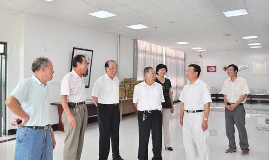 管华诗院士一行参观学院图书馆