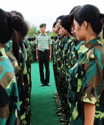 沈阳军区雷锋班副班长徐铭晨在给山东青岛黄海学院大一新生进行军训