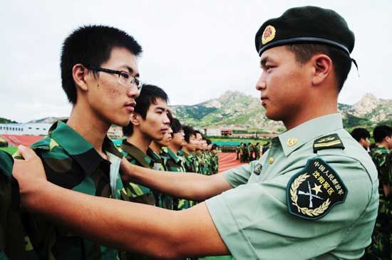 沈阳军区雷锋团某连班长张丰伟在给山东青岛黄海学院大一新生进行军训