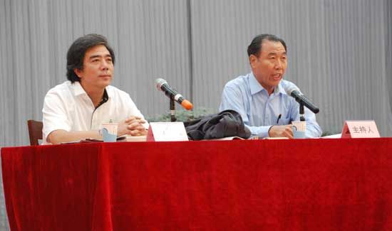 黄海学院党委副书记宋庆泽主持报告会