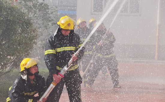 顶风冒雨的消防队员