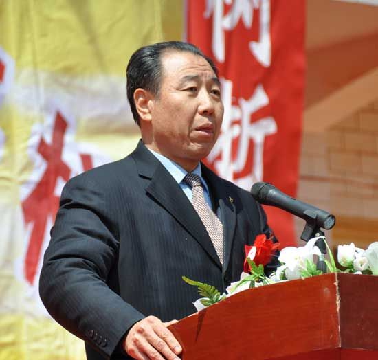 黄海学院党委副书记宋庆泽向米乐村小学黄海楼竣工表示热烈祝贺