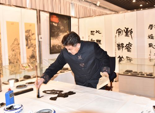 中国书法家青岛创作培训基地学习十九大共筑中国梦迎新笔会在我校举行
