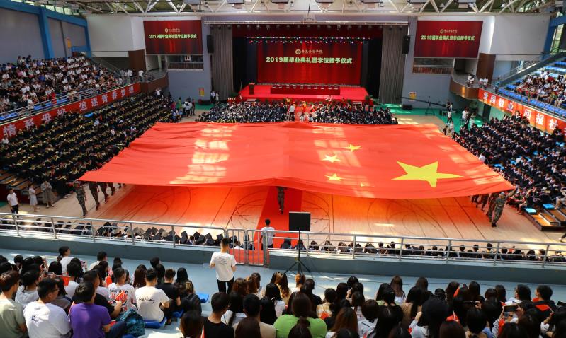 【大众网】青岛黄海学院举办2019届毕业典礼 巨幅国旗亮相