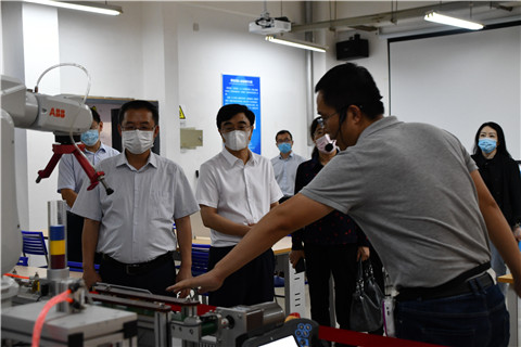 新区人社局局长曲波一行莅临我校参观指导