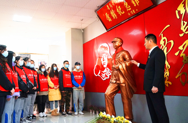  【中国教育报-中国教育新闻网】纪念雷锋同志诞辰80周年 大学生向雷锋雕塑像献花追思