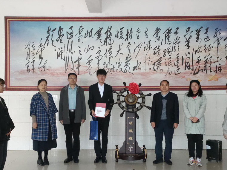 国际商学院2021届毕业生代表向学院捐赠礼物锦旗