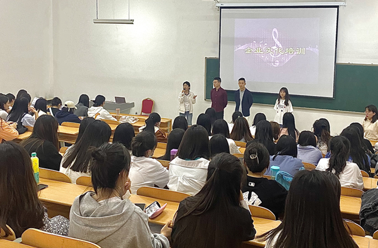 泽万钢琴来校为学前教育学院学生作就业指导报告