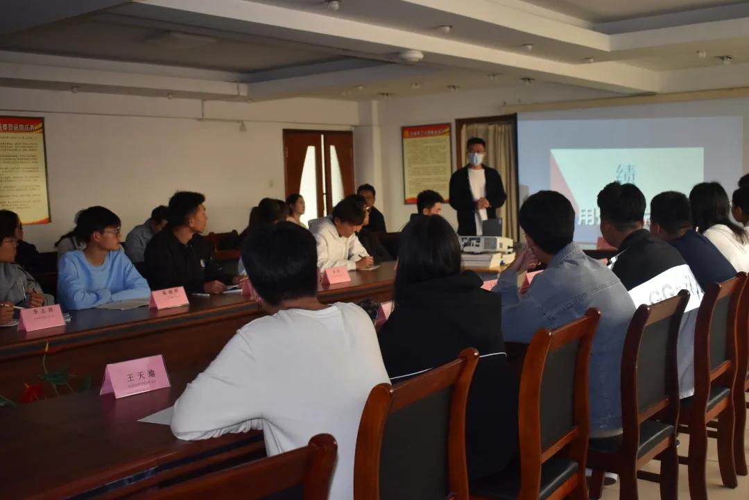 出席本次培训会的有:经济与管理学院院长助理刘政义,学工主任高海锋