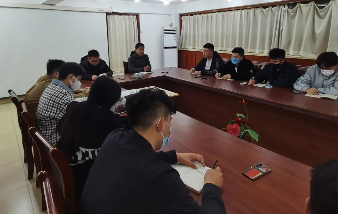 参加本次会议的有:经济与管理学院院长助理刘政义,学工主任高海锋
