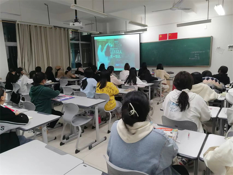 学前教育学院组织观看《生命与安全教育》主题直播