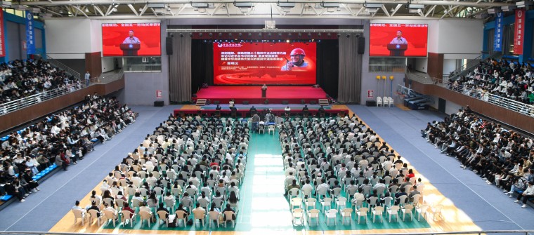 “当代雷锋”郭明义受聘青岛黄海学院客座教授并作专题报告