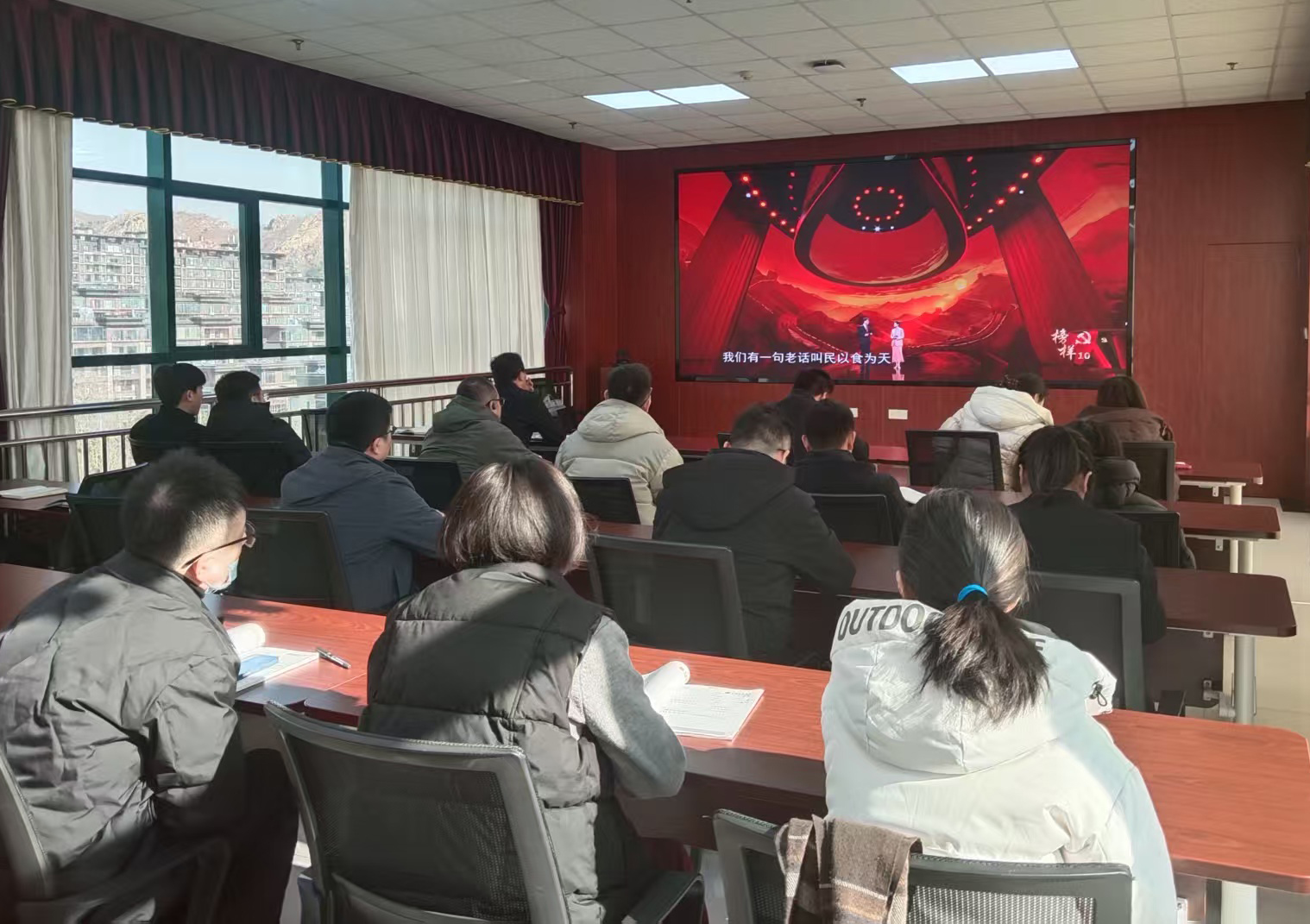 中共青岛黄海学院委员会组织全校师生党员收看《榜样10》专题节目