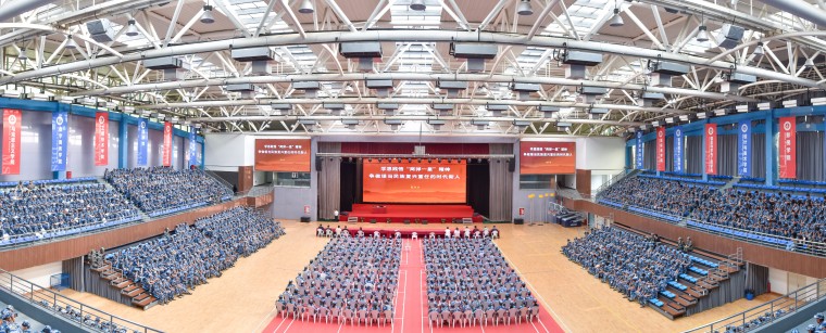 孔令才少将为青岛黄海学院2026级新生讲授军训首堂国防教育课