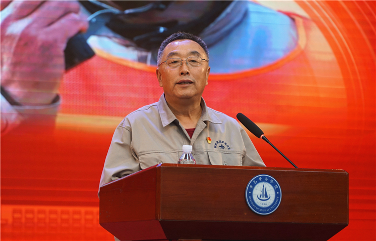 全国道德模范、“当代雷锋”郭明义走进青岛黄海学院