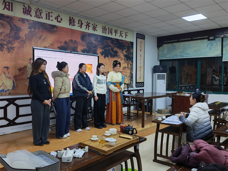 国学院2025级淑女礼仪班期末汇报以礼入茶展风雅