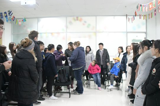 我校师生参与英语角活动