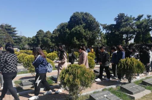 我校护理与健康学院组织祭奠英烈活动