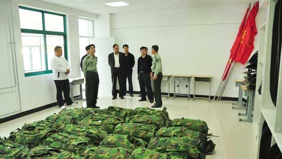 学院董事长刘常青,党委书记冯宜明,副院长杨春联,学生处处长郭伟武等