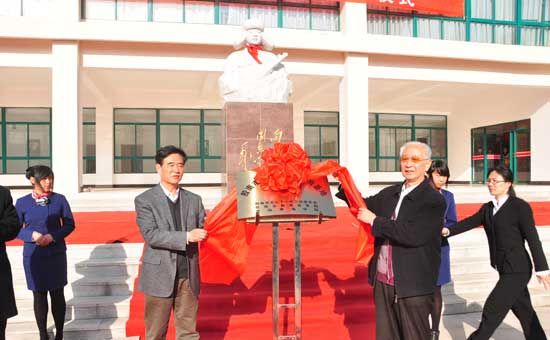 胶南市关工委常务副主任程吉文、青岛黄海学院党委书记冯宜明为“胶南市关心下一代教育基地”揭牌