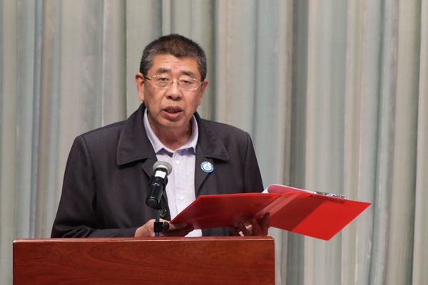 校党委书记李清山宣读通知