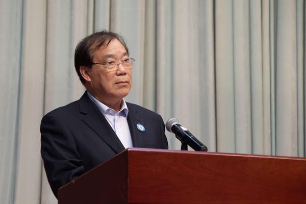 校纪委书记、校长助理马永来宣读规定