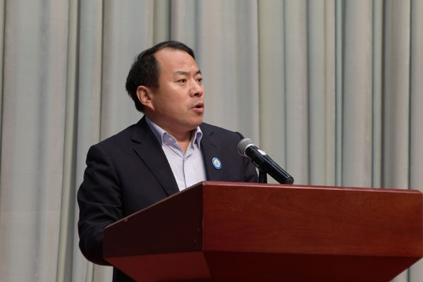 副校长梁忠环主持大会