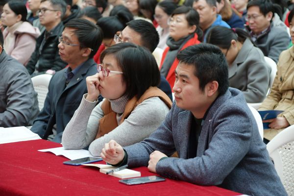 教职工聆听会议