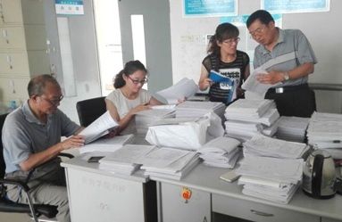 教学督导组查阅实验教学材料