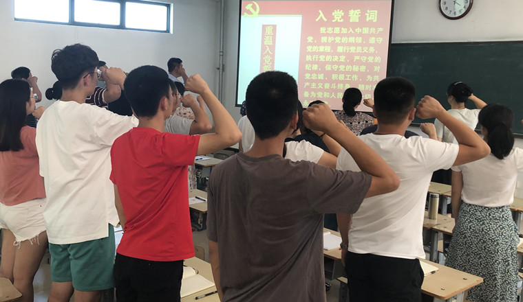 建筑工程学院组织“七一”重温入党誓词活动