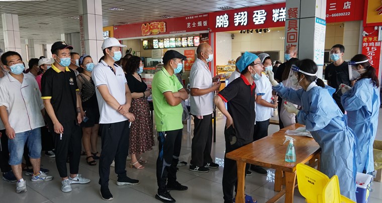 青岛黄海学院组织餐饮从业人员进行核酸检测