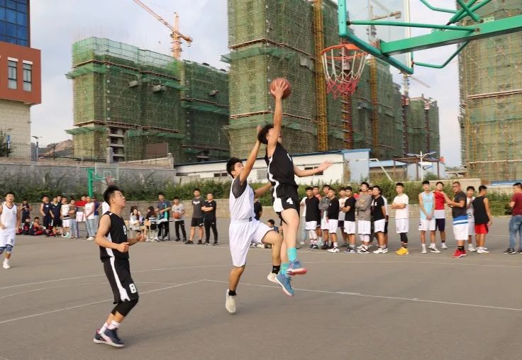 青岛黄海学院篮球场图片