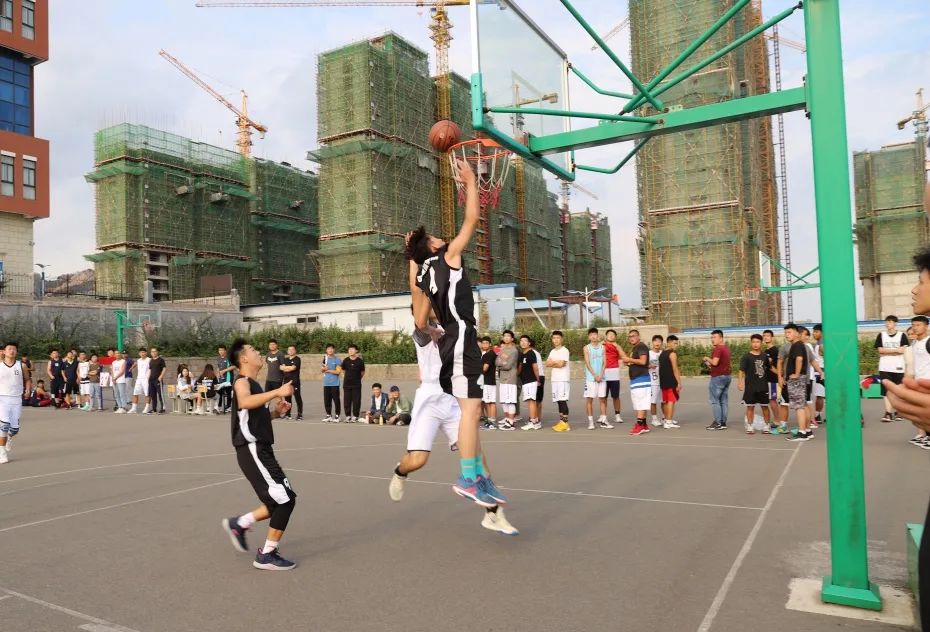 青岛黄海学院篮球场图片