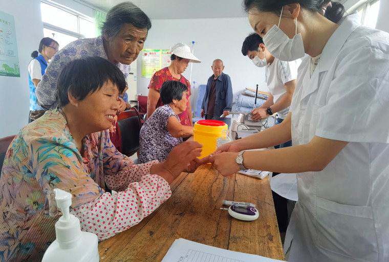 “不忘初心  共筑健康”青岛黄海学院护理与健康学院党总支开展送医下乡义诊活动