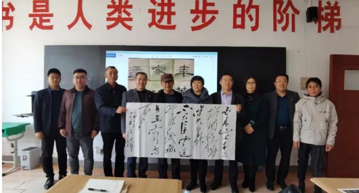 青岛黄海学院艺术学院与区教体育局一行调研西海岸新区第三高级中学