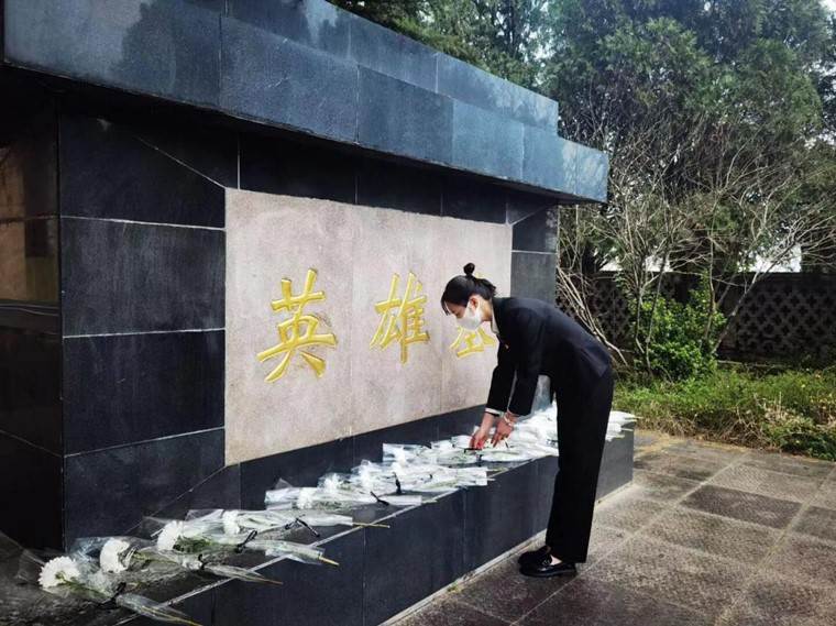 我校护理与健康学院开展“弘扬先烈遗志，增强爱国情感”主题扫墓活动