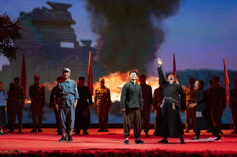 庆祝建党100周年,青岛黄海学院推出大型红色历史题材舞台剧《那年红旗