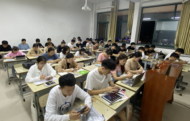 我校建筑工程学院全体新生共上思政大课