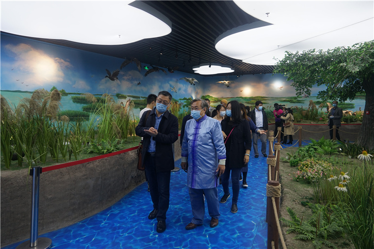 我校朝克吉勒图教授参加“关注生态环境 共建美好家园”青岛市少数民族代表调研环保工作活动