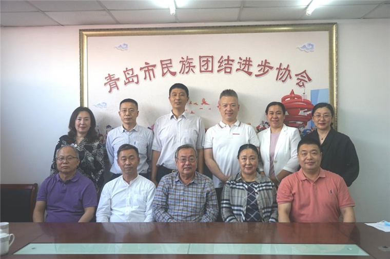 我校朝克吉勒图教授在民族团结进步协会传达党中央、山东省委、青岛市委民族工作会议精神