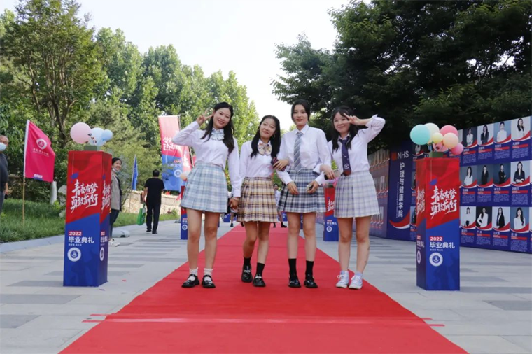 【中国网 】鲜衣怒马正芳华！青岛黄海学院毕业生盛装“红毯秀”