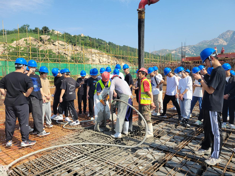 建筑工程学院组织2021级本科生深入工地现场进行观摩学习