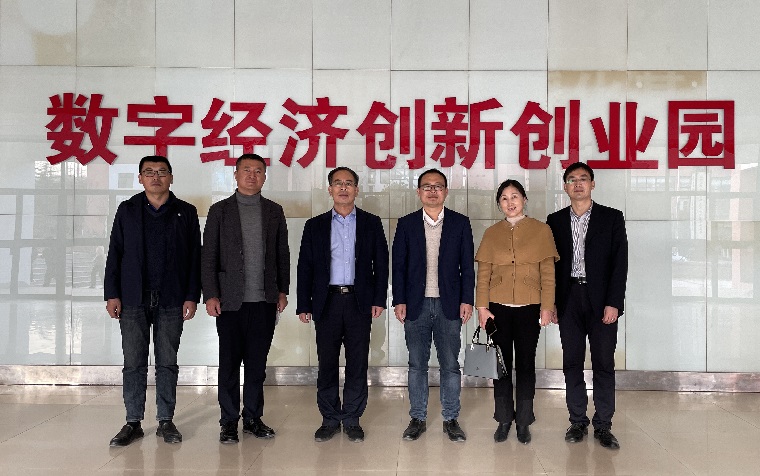 威海职业学院领导来我校交流座谈