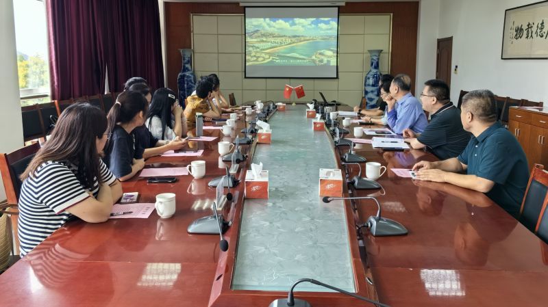 西海岸新区教育和体育局学区服务指导中心来我校调研指导老年教育工作