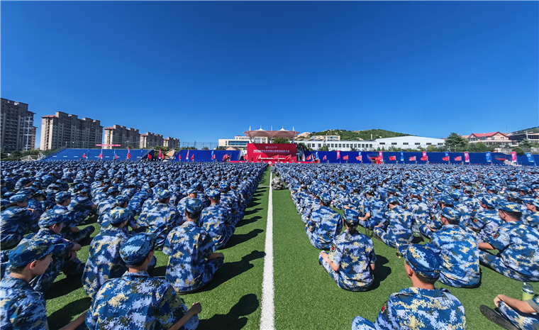 青岛黄海学院2023级新生开学典礼暨军训动员大会隆重举行！