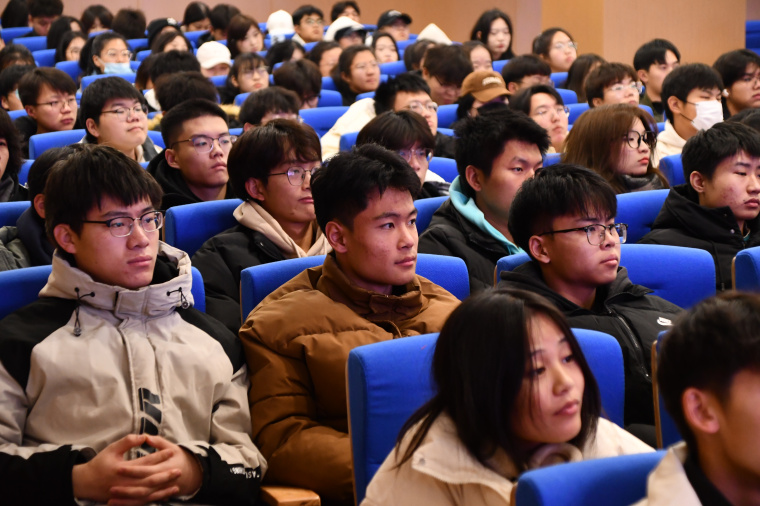 【雷锋杂志社青岛工作站】全国劳模许振超在青岛黄海学院讲述“工匠精神”