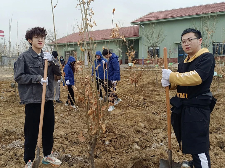 国际商学院参与青岛西海岸植树节植树活动