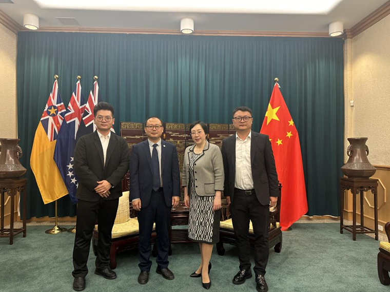 青岛黄海学院代表团拜访中国驻新西兰大使馆