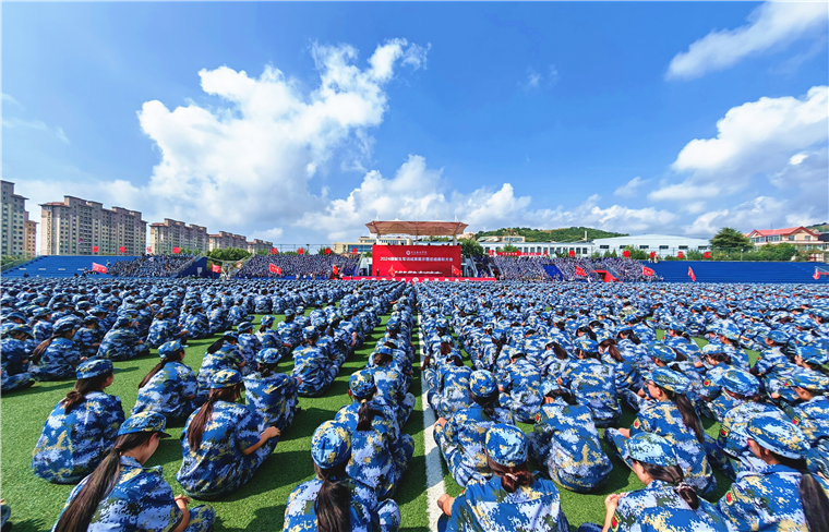 青岛黄海学院2024级新生军训成果展示暨总结表彰大会隆重举行