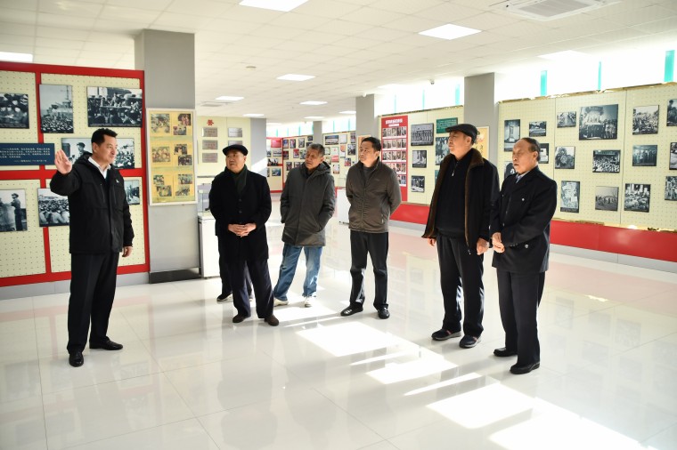 西海岸新区关工委五老志愿者在青岛黄海学院召开纪念雷锋85周年诞辰座谈会